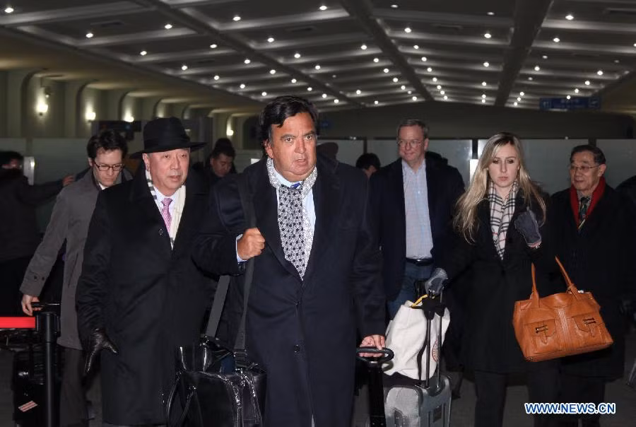 Cựu Thống đốc bang New Mexico của Mỹ Bill Richardson (thứ 3 từ trái sang) và Chủ tịch tập đoàn Google Eric Schmidt (thứ 3 từ phải sang) tại sân bay Sunan của Bình Nhưỡng ngày 7/1. Cựu Thống đốc bang New Mexico của Mỹ Bill Richardson (thứ 3 từ trái sang) và Chủ tịch tập đoàn Google Eric Schmidt (thứ 3 từ phải sang) tại sân bay Sunan của Bình Nhưỡng ngày 7/1.