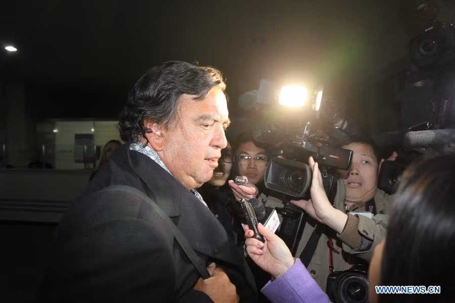 Cựu Thống đốc bang New Mexico của Mỹ Bill Richardson trả lời phóng viên tại sân bay ở Bình Nhưỡng. Cựu Thống đốc bang New Mexico của Mỹ Bill Richardson trả lời phóng viên tại sân bay ở Bình Nhưỡng.