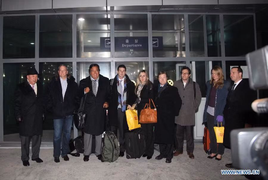 Phái đoàn Google của Mỹ do cựu Thống đốc bang New Mexico Bill Richardson dẫn đầu tại sân bay Bình Nhưỡng. Phái đoàn Google của Mỹ do cựu Thống đốc bang New Mexico Bill Richardson dẫn đầu tại sân bay Bình Nhưỡng.