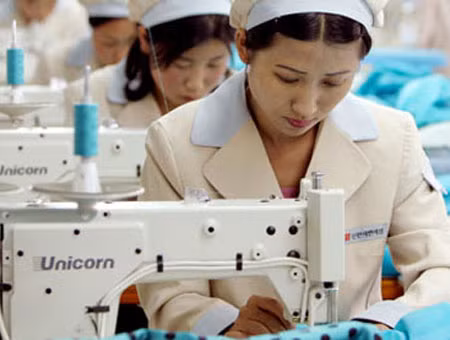 Công nhân Triều Tiên làm việc tại khu công nghiệp Kaesong.