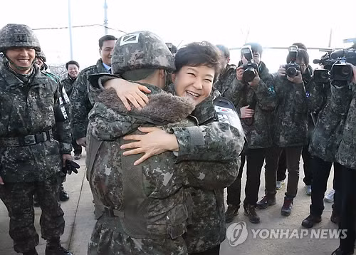 Tổng thống Hàn Quốc Park Geun-hye đến thăm một đơn vị tiền tiêu ngoài biên giới 2 miền Nam Bắc, đúng thời điểm nhà lãnh đạo Kim Jong-un cũng đi thị sát một đơn vị quân đội và yêu cầu sẵn sàng chiến đấu cao độ cho một cuộc chiến tranh không báo trước. Tổng thống Hàn Quốc Park Geun-hye đến thăm một đơn vị tiền tiêu ngoài biên giới 2 miền Nam Bắc, đúng thời điểm nhà lãnh đạo Kim Jong-un cũng đi thị sát một đơn vị quân đội và yêu cầu sẵn sàng chiến đấu cao độ cho một cuộc chiến tranh không báo trước.