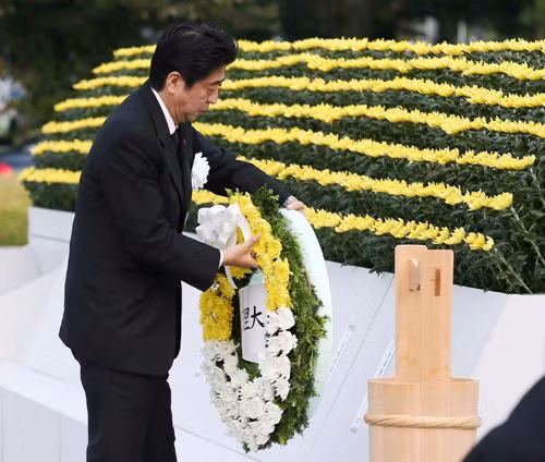 Thủ tướng Nhật Shinzo Abe đặt vòng hoa tưởng niệm tại công viên tưởng niệm hòa bình ở thành phố Hiroshima ngày 6.8 - Ảnh: AFP