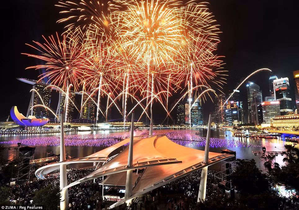 Pháo hoa thắp sáng bầu trời trên vịnh Marina tại Singapore.