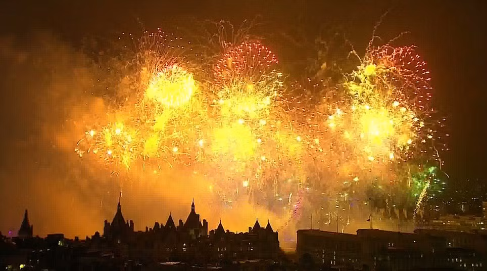 Pháo hoa rực sáng chân trời London.