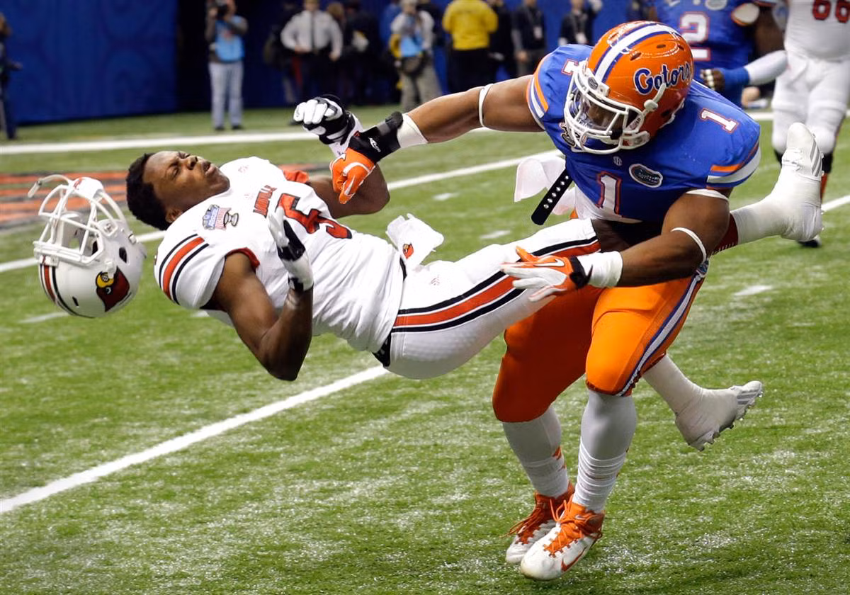 Jon Bostic của đội Florida đánh bại cầu thủ Teddy Bridgewater Louisville trong quý đầu tiên của giải Sugar Bowl tại New Orleans ngày 2/1.