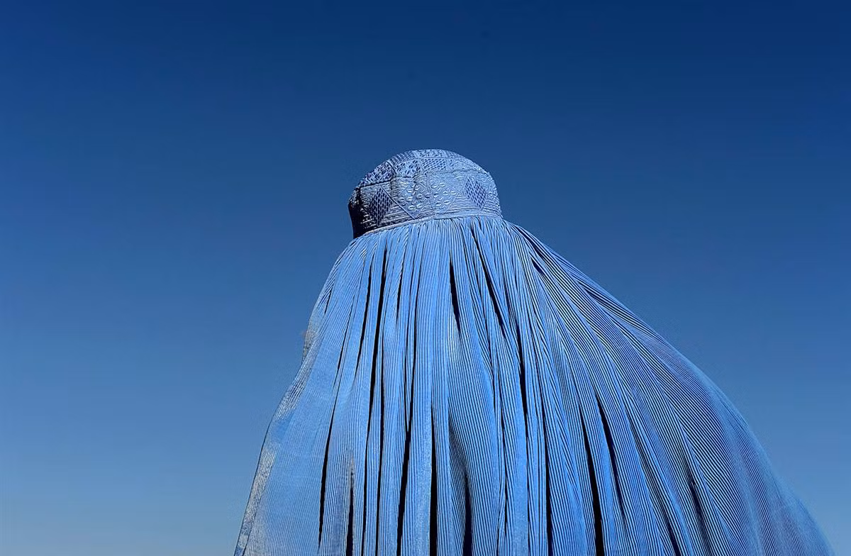 Một phụ nữ Afghanistan đang chờ để nhận được hàng cứu trợ mùa đông tại một trung tâm phân phối của Cao ủy Tị nạn Liên Hợp Quốc dành cho người tị nạn ở Kabul hom 2/1.