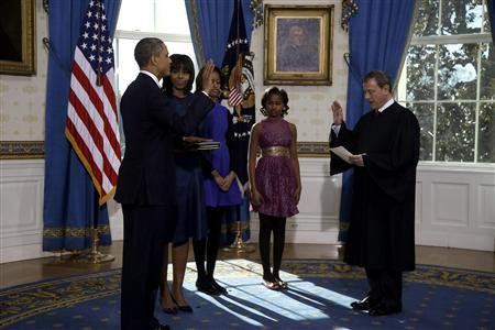 Ông Obama tuyên thệ nhậm chức với sự chứng kiến của Đệ nhất phu nhân và hai con gái cùng một số người khác. Ông Obama tuyên thệ nhậm chức với sự chứng kiến của Đệ nhất phu nhân và hai con gái cùng một số người khác.