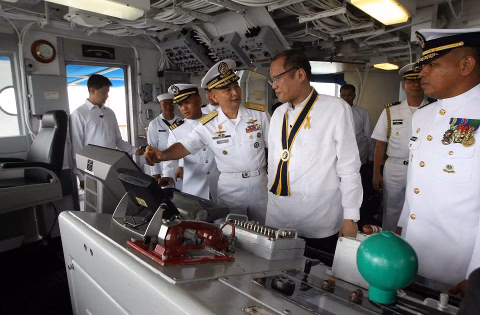 Tổng thống Aquino lên thăm tàu BRP Ramon Alcaraz