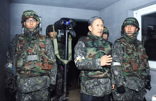 Bộ trưởng Quốc phòng Hàn Quốc Kim Kwan-jin (giữa). Bộ trưởng Quốc phòng Hàn Quốc Kim Kwan-jin (giữa).