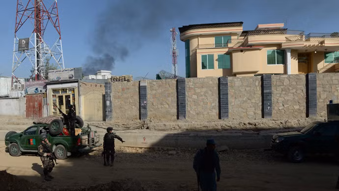 Khói bốc ra từ phía cổng tây dinh Tổng thống Afghanistan sau vụ tấn công của các tay súng Talibam.