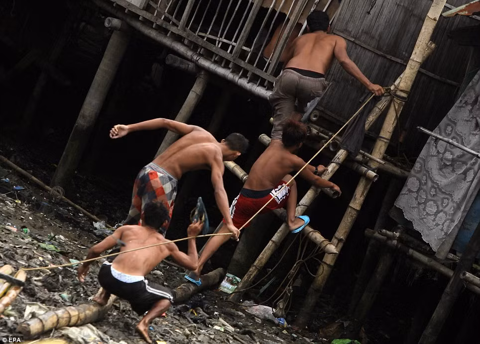 Người dân vội vã tới một nơi trú ẩn tạm tránh bão