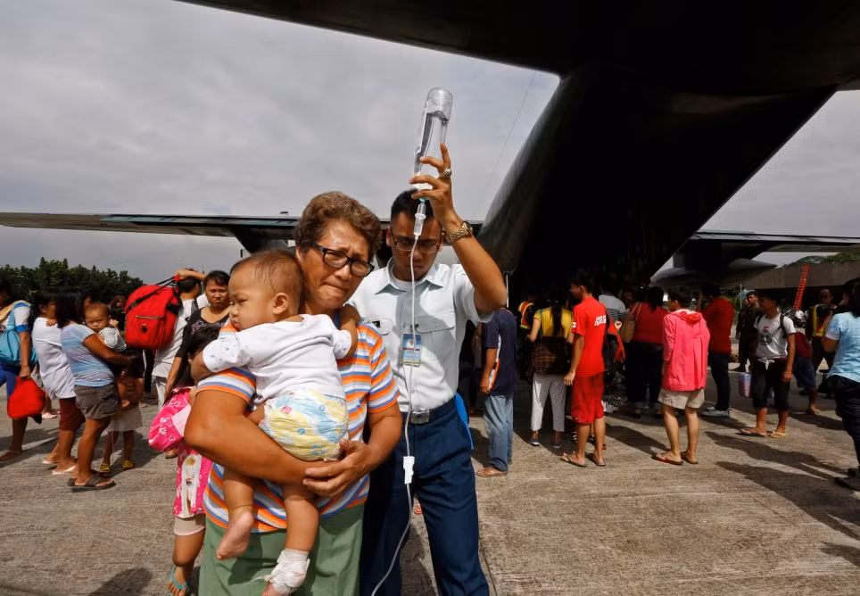 Một bệnh nhân được hỗ trợ lên máy bay rời Tacloban