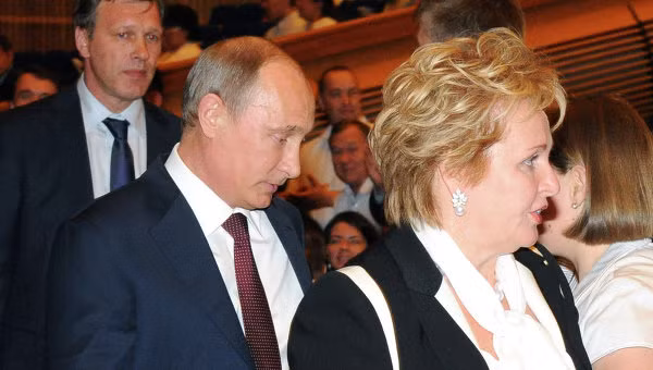 Vợ chồng Tổng thống Putin sau khi tuyên bố ly hôn.