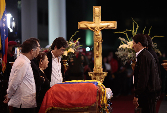 Thi hài của ông Chavez sau khi ướp sẽ được đặt trong quan tài bằng kính để người dân có thể "gặp gỡ ông mãi mãi". Thi hài của ông Chavez sau khi ướp sẽ được đặt trong quan tài bằng kính để người dân có thể "gặp gỡ ông mãi mãi".