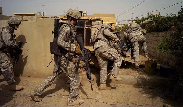Người Mỹ đã phải rút khỏi Iraq sau 10 năm chiến tranh dưới áp lực của dân chúng trong nước. Người Mỹ đã phải rút khỏi Iraq sau 10 năm chiến tranh dưới áp lực của dân chúng trong nước.