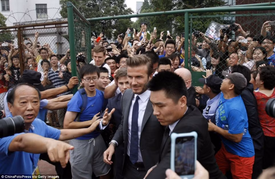 Đám đông người hâm mộ đã phá vỡ hàng rào an ninh, gây ra cảnh hỗn loạn.