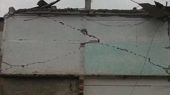 Một ngôi nhà bị nứt sau động đất.