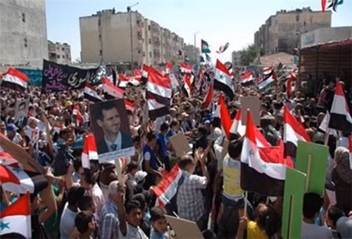 Người dân Homs đổ xuống đường bày tỏ sự ủng hộ đối với quân đội Syria.