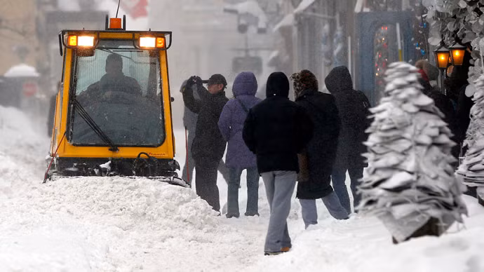 Xe dọn tuyết làm sạch đường phố sau bão tuyết tại thành phố Quebec hôm 22/12.