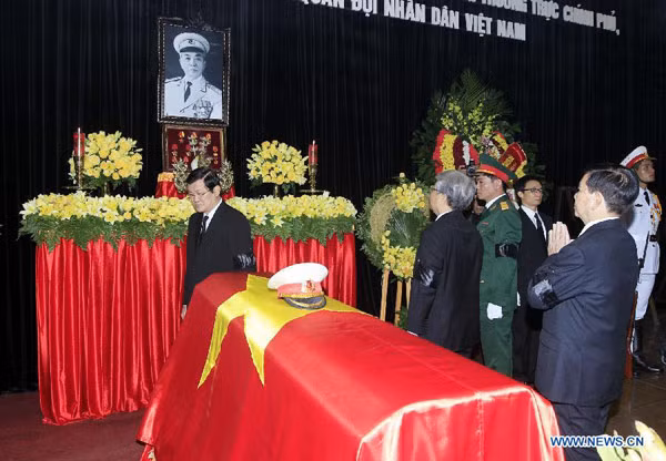 Các đồng chí lãnh đạo cấp cao nhà nước tiễn đưa Tướng Giáp.