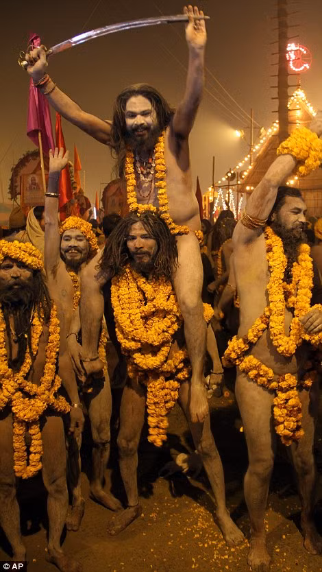 Những người Hindu quấn vòng hoa cúc vạn thọ quanh mình và hô vang khẩu ngữ 'Har har gangey' (sông Hằng trường tồn) trước khi bước xuống sông. Những người Hindu quấn vòng hoa cúc vạn thọ quanh mình và hô vang khẩu ngữ 'Har har gangey' (sông Hằng trường tồn) trước khi bước xuống sông.