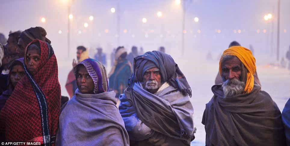 Người Hindu xem đám rước của những người đàn ông trong lễ hội. Người Hindu xem đám rước của những người đàn ông trong lễ hội.