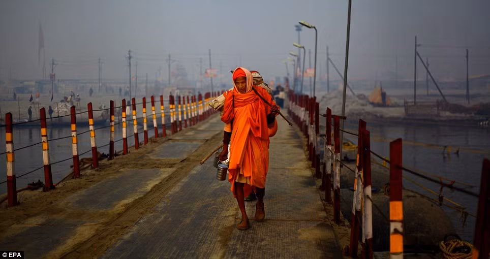 Một người đàn ông đi bộ trên cầu phao ở Sangam ở Allahabad. Một người đàn ông đi bộ trên cầu phao ở Sangam ở Allahabad.