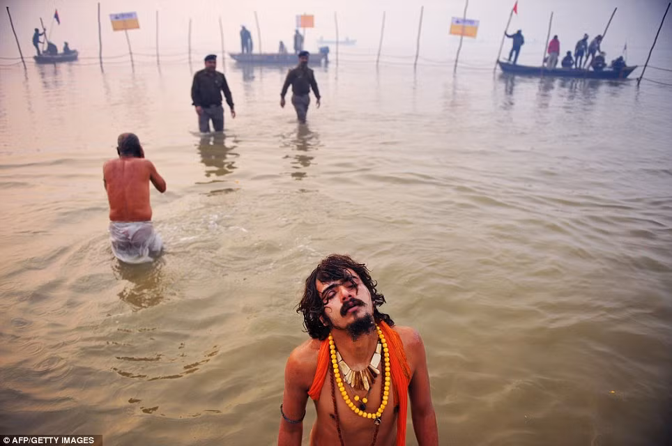 Sadhu An nhắm mắt khi cầu nguyện. Sadhu An nhắm mắt khi cầu nguyện.
