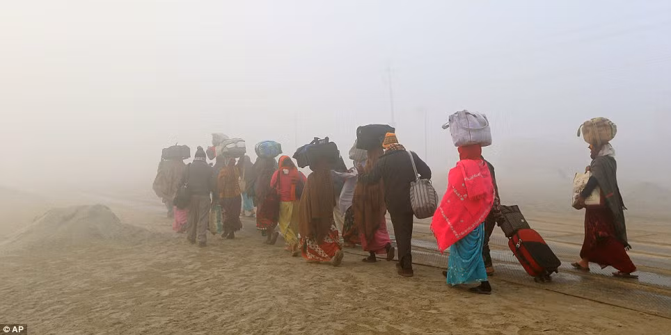 Người Ấn Độ hành hương về Sangam để tham gia lễ hội. Người Ấn Độ hành hương về Sangam để tham gia lễ hội.