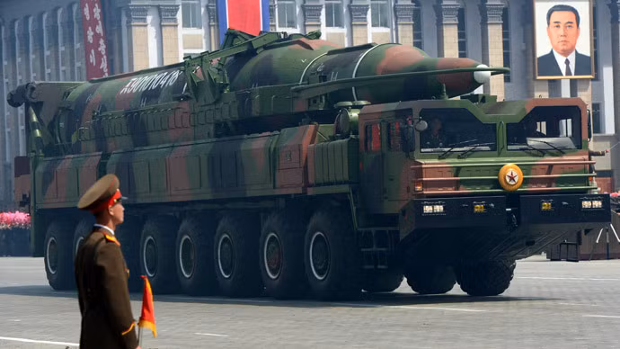 Tên lửa Taepodong được Triều Tiên ra mắt trong lễ diễu binh hồi năm ngoái bị tình nghi là giả. Tên lửa Taepodong được Triều Tiên ra mắt trong lễ diễu binh hồi năm ngoái bị tình nghi là giả.