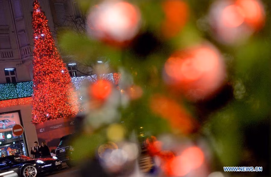 Paris dường như hoa lệ hơn trong đêm Noel huyền diệu. Paris dường như hoa lệ hơn trong đêm Noel huyền diệu.
