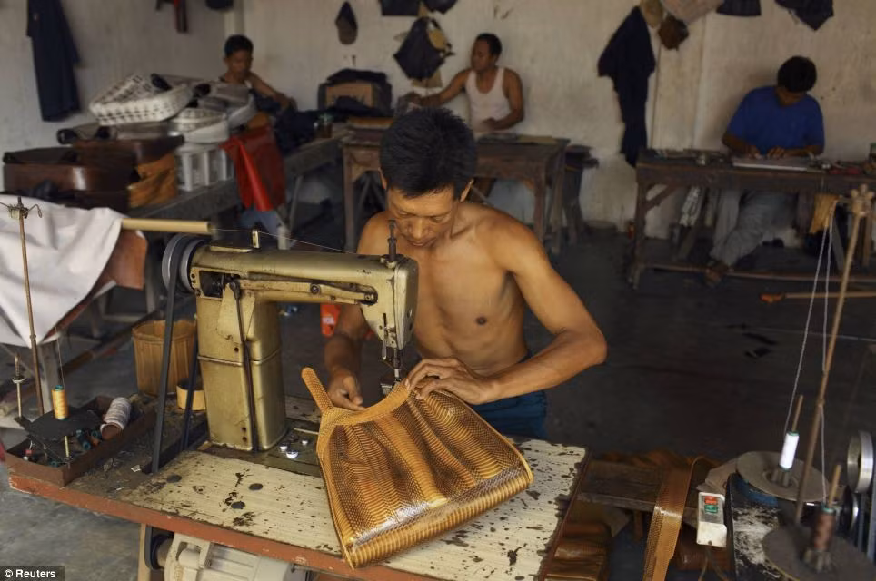 Các công nhân tại nhà xưởng may túi da trăn, rắn. Các công nhân tại nhà xưởng may túi da trăn, rắn.