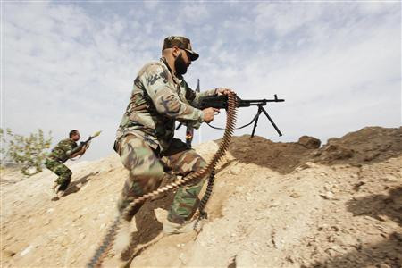 Tay súng người Shi'ite chiến đấu cùng lực lượng trung thành với Tổng thống Syria Bashar al-Assad ở mặt trận gần khu vực Sayyede Zinab tại Damascus ngày 22 tháng 11 năm 2013. Ảnh Reuters Tay súng người Shi'ite chiến đấu cùng lực lượng trung thành với Tổng thống Syria Bashar al-Assad ở mặt trận gần khu vực Sayyede Zinab tại Damascus ngày 22 tháng 11 năm 2013. Ảnh Reuters