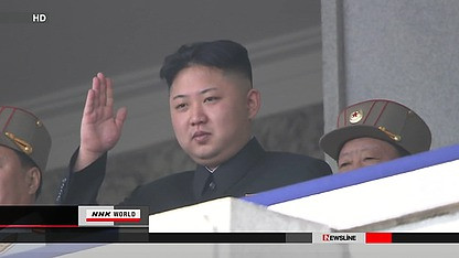 Nhà lãnh đạo Triều Tiên Kim Jong-un mỉm cười và chào các binh sĩ diễu binh trước lăng Kumsusan. Nhà lãnh đạo Triều Tiên Kim Jong-un mỉm cười và chào các binh sĩ diễu binh trước lăng Kumsusan.