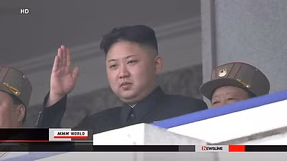 Nhà lãnh đạo Triều Tiên Kim Jong-un mỉm cười và chào các binh sĩ diễu binh trước lăng Kumsusan. Nhà lãnh đạo Triều Tiên Kim Jong-un mỉm cười và chào các binh sĩ diễu binh trước lăng Kumsusan.