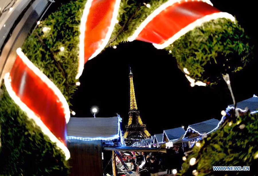 Hội chợ Giáng sinh gần tháp Eiffel. Hội chợ Giáng sinh gần tháp Eiffel.