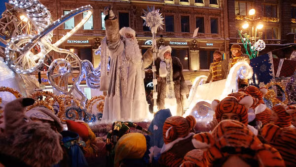 Đoàn xe diễu hành với ông già Noel trên đường phố St Petersburg Đoàn xe diễu hành với ông già Noel trên đường phố St Petersburg