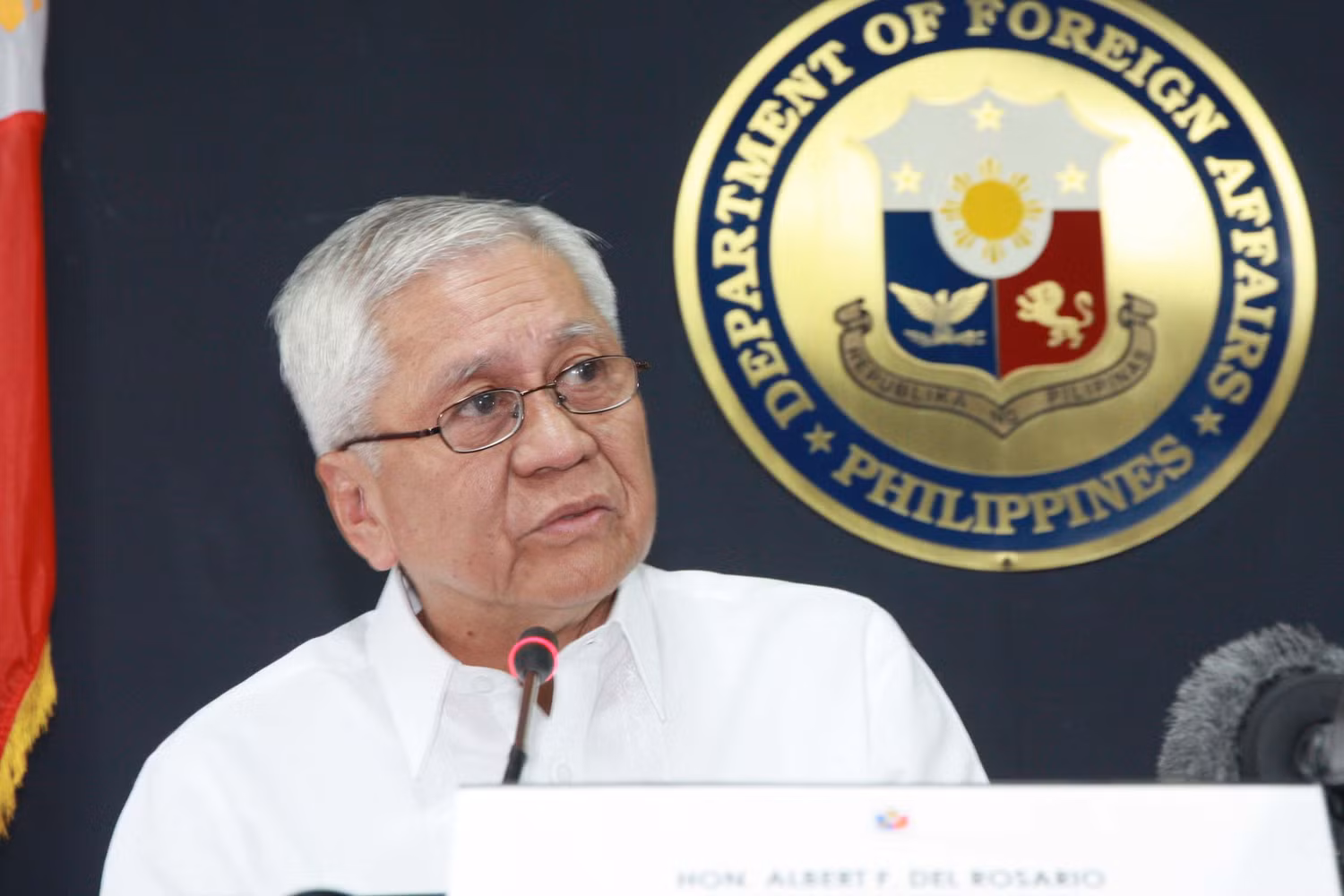 Ngoại trưởng Philippines Albert del Rosario