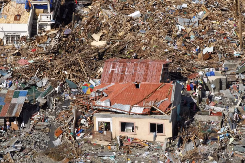 Tiếng kêu "Cứu" trên một mái nhà ở Tacloban