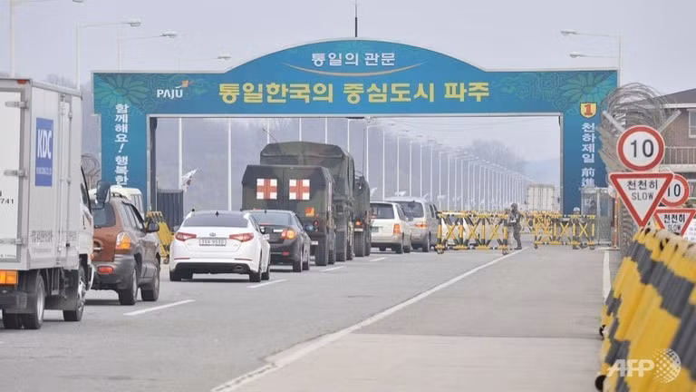 Dòng người và xe từ Hàn Quốc tới Kaesong đang chờ được phía Triều Tiên cấp phép. Dòng người và xe từ Hàn Quốc tới Kaesong đang chờ được phía Triều Tiên cấp phép.