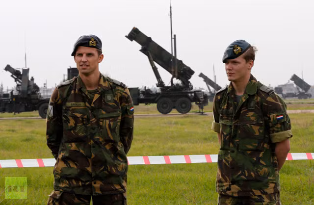 Binh sĩ Hà Lan bên cạnh hệ thống Patriot đã được triển khai xong tại căn cứ quân sự ở Adana, Thổ Nhĩ Kỳ ngày 26/1. Binh sĩ Hà Lan bên cạnh hệ thống Patriot đã được triển khai xong tại căn cứ quân sự ở Adana, Thổ Nhĩ Kỳ ngày 26/1.