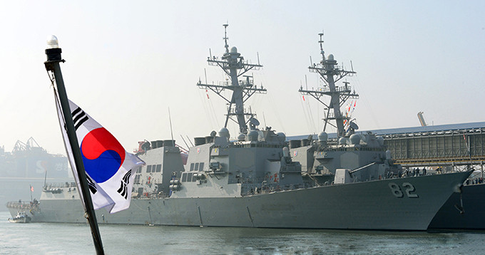 Trên biển, Mỹ cũng điều tàu sân bay hạt nhân (không tiết lộ tên), tàu khu trục Lassen (DDG-82) và tàu khu trục Fitzgerald (DDG-62).