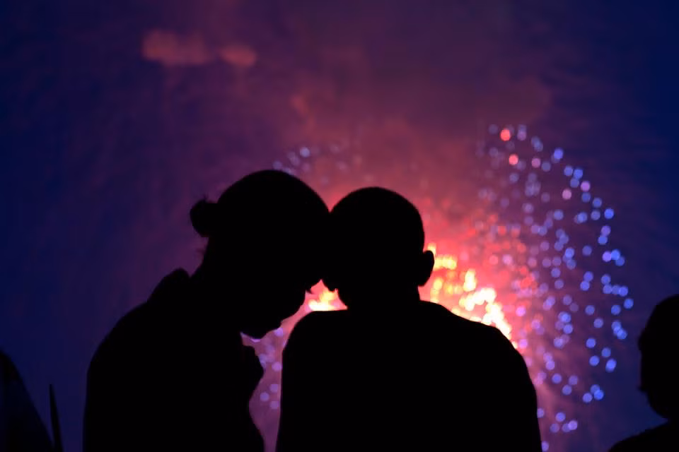 Ảnh chân dung vợ chồng Tổng thống Mỹ Barack Obama được đăng tải trên Facebook của ông Obama cùng lời chúc năm mới.