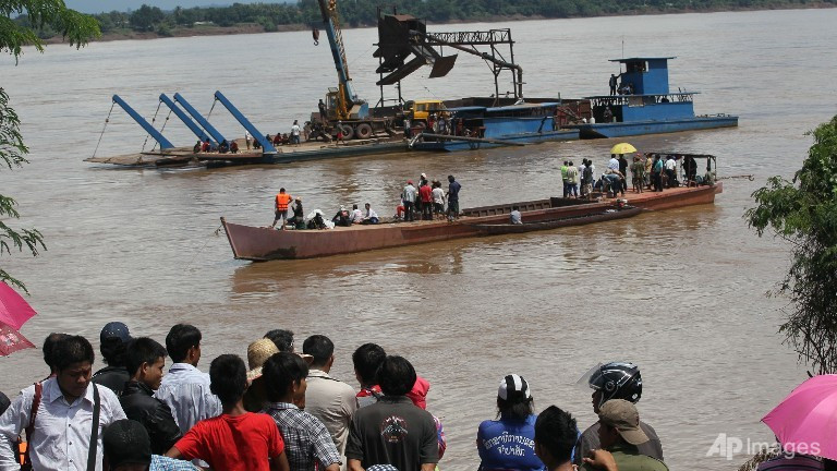 Mười tàu thuyền các loại được huy động tuần tra tìm kiếm các nạn nhân. Mười tàu thuyền các loại được huy động tuần tra tìm kiếm các nạn nhân.