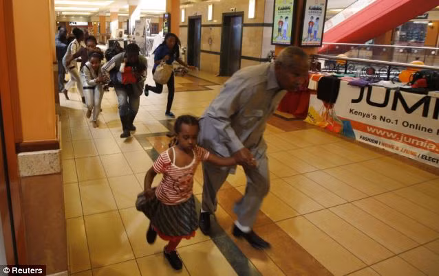 Nhiều người tìm cách thoát khỏi các tay súng.