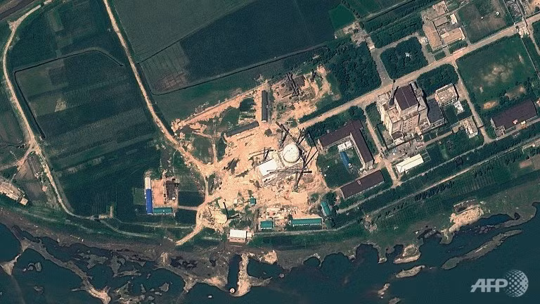 Cơ sở hạt nhân Yongbyon của Triều Tiên sau khi phá hủy một lò phản ứng. Cơ sở hạt nhân Yongbyon của Triều Tiên sau khi phá hủy một lò phản ứng.