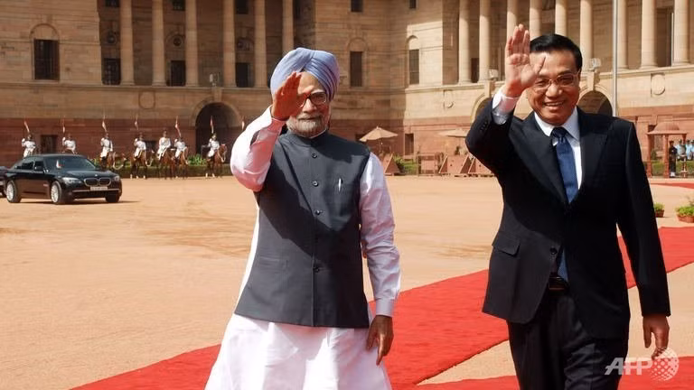 Thủ tướng Ấn Độ Manmohan Singh (trái) và Trung Quốc Lý Khắc Cường tại New Delhi. Thủ tướng Ấn Độ Manmohan Singh (trái) và Trung Quốc Lý Khắc Cường tại New Delhi.
