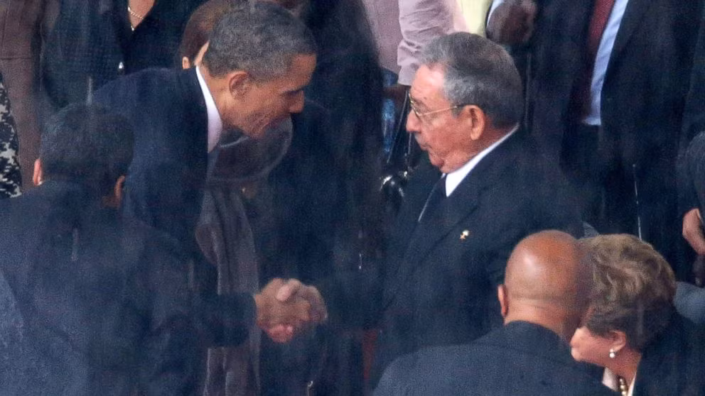 Cái bắt tay thân thiện, nhưng không phản ánh sự thay đổi nào trong chính sách của Mỹ với Cuba. Cái bắt tay thân thiện, nhưng không phản ánh sự thay đổi nào trong chính sách của Mỹ với Cuba.