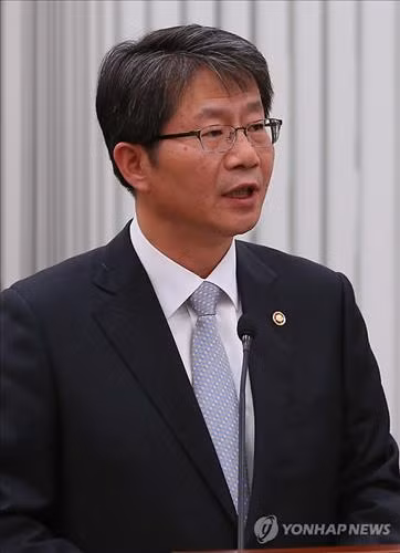 Bộ trưởng Bộ Thống nhất Hàn Quốc Ryoo Kihl-jae. Bộ trưởng Bộ Thống nhất Hàn Quốc Ryoo Kihl-jae.