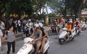 Không khí bên ngoài nhà Đại tướng Võ Nguyên Giáp tại phố Hoàng Diệu.